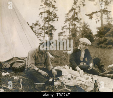 Antike c 1910 Foto, zwei Männer auf ein Picknick im Freien. Quelle: original Foto Stockfoto