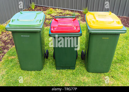 Blick von oben auf die australischen Müll wheelie Bins für Recycling, allgemeine und Grünschnitt von lokalen Rat Stockfoto