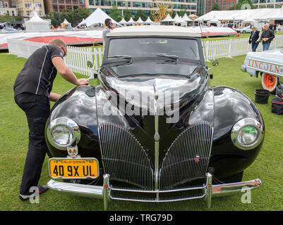 Honourable Artillery Company HQ, London, UK. 5. Juni 2019. Über 120 fahrende greats, im Wert von über £ 70 m, vom 5-6 Juni in der HAC-Gelände. Autos sind in sieben verschiedenen Klassen gruppiert, von den Verlorenen Marques, die Ikonen, die in Deutschland hergestellt. Bild: 1940 Lincoln Continental Cabriolet vorbereitet. Credit: Malcolm Park/Alamy Leben Nachrichten. Stockfoto