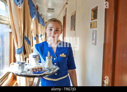 Auto Leiter im Luxus Trans-sibirischen Express; 'Goldenen Adler' Luxus Zug, Zimmerservice; Russische Bahn; conductress; berufliche Tätigkeit Stockfoto