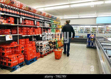 Gang mit exklusiven Coca-Cola Company Produkte in einem delhaize Supermarkt. Stockfoto