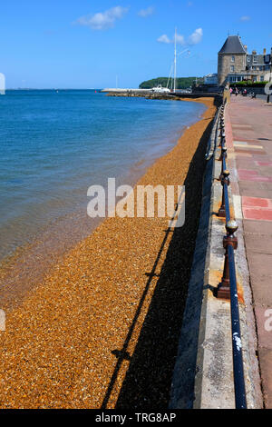 Royal Yacht Squadron, Victoria, Parade, Kiesel, Sturm, Strand, Steine, Meer, Cowes, der Grünen, der Isle of Wight, England, Vereinigtes Königreich, Stockfoto