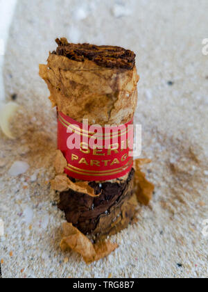 Rauchte Zigarre in einem Aschenbecher mit Sand Stockfoto