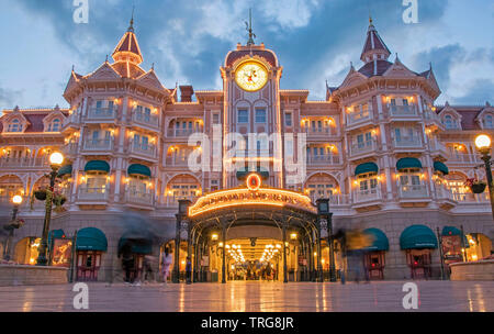 Das Disneyland Hotel am Eingang zum Disneyland Themenpark in Paris, Frankreich. Stockfoto