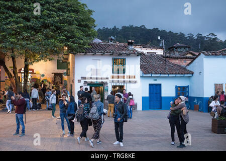 Plazoleta Chorro de Quevedo in der Dämmerung, La Candelaria, Bogota, Kolumbien Stockfoto