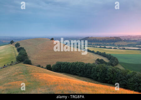 Parrock Hill und Cadbury Castle in der Morgendämmerung, Somerset, England, Großbritannien