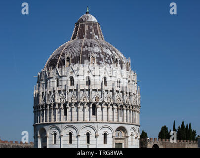 Der italienischen Gotik Baptisterium in Pisa auf dem Campo dei Miracoli vor einem klaren und blauen Sommerhimmel. Stockfoto