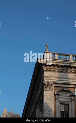 Teil der Fassade des Palazzo del Conservatorio auf dem Kapitol in Rom. Im Sommer Himmel hinter Blau ist und der Mond kann oben gesehen werden. Stockfoto