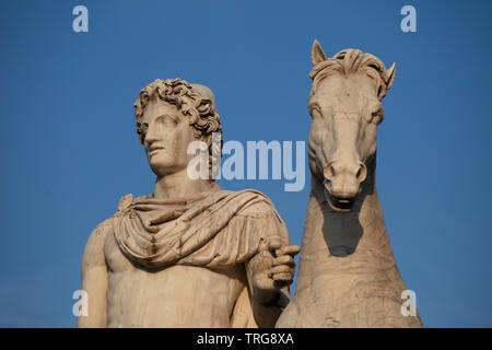 Ein Detail Eines der antiken römischen Statuen von Castor und Pollux auf dem Kapitol in Rom. Die marmorstatuen verfangen sich in den späten Abend Sonne Stockfoto