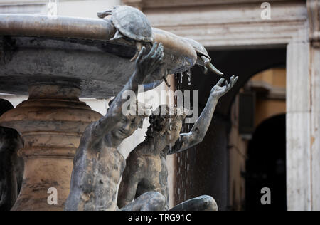 Detail des Brunnens der Schildkröten in der Piazza Mattei im Zentrum von Rom, in dem Sie zwei Der ephèbe helfen die Schildkröten in den Brunnen. Stockfoto