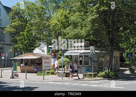 Typischen kleinen Kiosk im Norden von Frankfurt am Main Deutschland Stockfoto