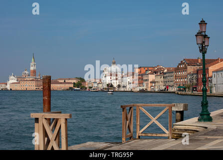 Ein Blick entlang der Küste von der Insel Giudecca, südlich des zentralen Teils von Venedig auf eine klare, Sommer Tag Stockfoto