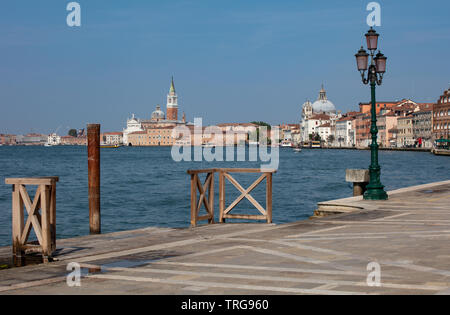 Ein Blick entlang der Küste von der Insel Giudecca, südlich des zentralen Teils von Venedig auf eine klare, Sommer Tag Stockfoto