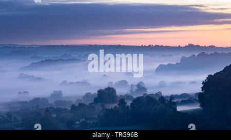 Eine misty herbstliche Dämmerung über Compton Pauncefoot von Cadbury Castle, South Somerset, England. Stockfoto