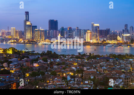 Skyline von Xiamen in China in der Nacht Stockfoto