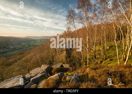 Abendlicht im Frühjahr auf froggatt Edge und das Derwent Valley Nationalpark Peak District, Derbyshire, England Stockfoto