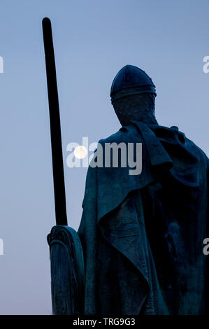 Der Vollmond und die Statue von König Afonso I vor dem Schloss, Guimarães, Braga, Portugal Stockfoto