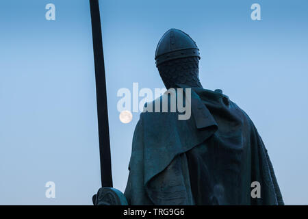 Der Vollmond und die Statue von König Afonso I vor dem Schloss, Guimarães, Braga, Portugal Stockfoto