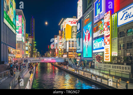 Osaka, Japan - 21. November 2018: Nacht Dotonbori, einer der wichtigsten touristischen Destinationen in Osaka entlang der Dotonbori Kanal von Dotonboribashi Bri Stockfoto