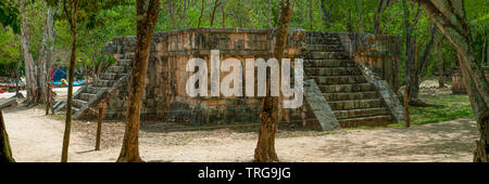 Übersicht über einen alten Maya Altar, der in der archäologischen Zone von Chichen Itza, auf der Halbinsel Yucatan Stockfoto