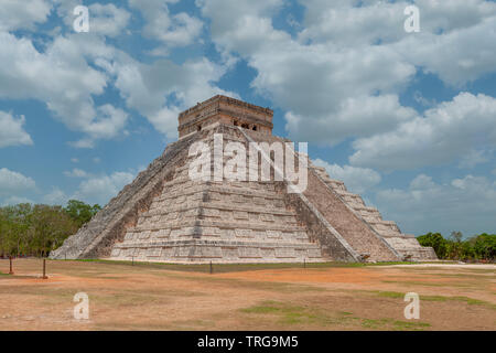 Die Side Shot der Maya Pyramide des Kukulkan, bekannt als El Castillo, klassifiziert als Struktur 5 B18, der in der archäologischen Zone von Chichen Itza, t Stockfoto