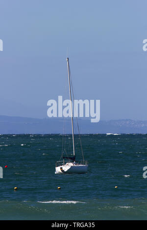 Segelyacht vor Anker in der Bucht Stockfoto