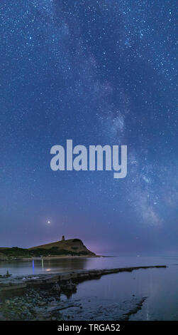 Die Milchstraße über Kimmeridge Bucht und Clavell Tower, Jurassic Coast, England, Großbritannien Stockfoto