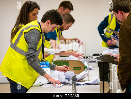 Leith Walk Nachwahl zählen in Edinburgh City Council, Edinburgh, Schottland, Großbritannien mit wahlleiter Angestellten Stimmzettel Stockfoto