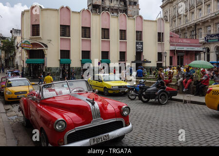 Havanna, Kuba - 29. Januar 2018: Red Old cabriolet Taxi parken auf dem Platz vor der berühmten Hemingway Bar El Floridita Stockfoto