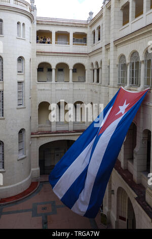 Havanna, Kuba - 30. Januar 2018: Grosse kubanische Flagge schwenkten im Innenhof des Museum der Revolution Stockfoto