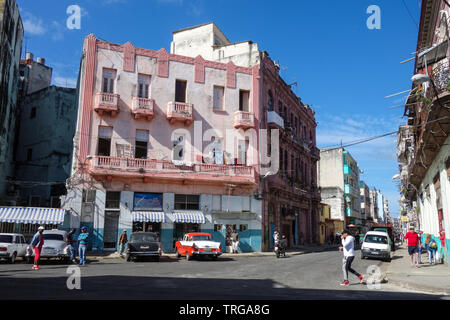 Havanna, Kuba - 30. Januar 2018: Typische Nachbarschaft mit einem rosafarbenen vorne und retro Autos Stockfoto