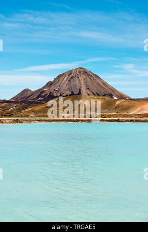 Der Blaue See in Reykjahlíð, in der Nähe des Sees Myvatn, Island. Kieselgel-reiches, beheiztes Wasser, das aus einer geothermischen Anlage in dieser aktiven vulkanischen Zone abfliessend ist Stockfoto