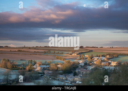 Der abnehmende Mond über gibbous Poyntington an einem frostigen Wintermorgen, Dorset, England, Großbritannien Stockfoto