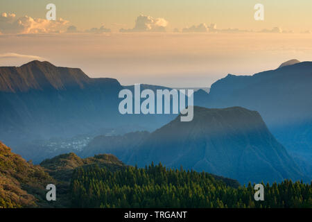 Der Cirque de Salazie im Morgengrauen aus dem Col de Boeuf, Réunion, Frankreich Stockfoto