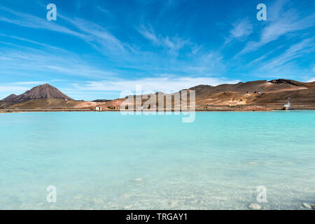 Der Blaue See in Reykjahlíð, in der Nähe des Sees Myvatn, Island. Kieselgel-reiches, beheiztes Wasser, das aus einer geothermischen Anlage in dieser aktiven vulkanischen Zone abfliessend ist Stockfoto