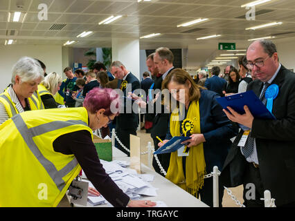 Lesley McInnes, Iain Weiß. gemeinderäte am Leith Walk Nachwahl zählen in Edinburgh City Council, Edinburgh, Schottland, Großbritannien Stockfoto