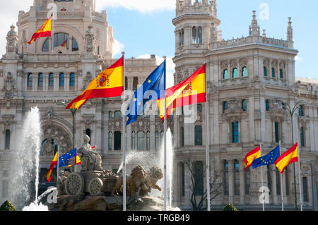 Cibeles Brunnen mit spanischen und europäischen Flaggen zum Gedenken an die spanische Präsidentschaft der Europäischen Union. Madrid, Spanien. Stockfoto