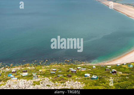 Erhöhte Ansichten aus Portland Höhen auf der Isle of Portland von Chesil Beach mit Strandhütten, Dorset, England, Grossbritannien, Europa Stockfoto