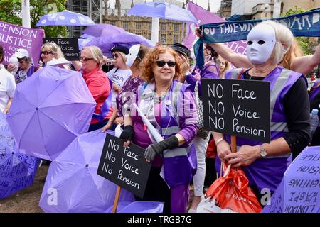 London, Großbritannien. 05 Juni, 2019. WASPI Demonstranten demonstrieren gegen Rente inequlity. Parliament Square, London Quelle: michael Melia/Alamy leben Nachrichten Stockfoto