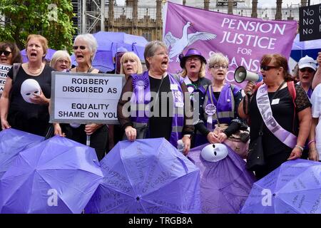 London, Großbritannien. Juni 2019. WASPI-Demonstranten demonstrieren gegen Rentenungleichheit. Parliament Square, London. UK Credit: michael melia/Alamy Live News Stockfoto