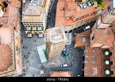 Blick auf garisenda mittelalterlichen schiefen Türme im Stadtzentrum von Bologna gerahmt und von oben von Asinelli Turm gesehen Stockfoto