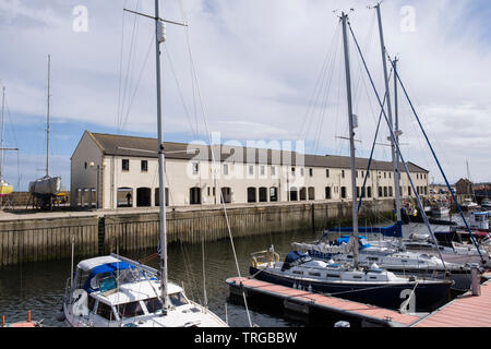 Sportboote und Yachten im Hafen Marina in der Küstenstadt vertäut. Lossiemouth, Moray, Schottland, Großbritannien, Großbritannien Stockfoto