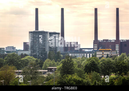 Wolfsburg, Deutschland, 26. Mai, 2019: Luftaufnahme der Türme der VW-Autostadt und die Schornsteine der macht Volkswagen station Stockfoto