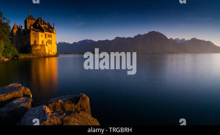 Montreux, VD/Schweiz - vom 31. Mai 2019: Das historische Schloss Chillon am Genfer See bei Sonnenuntergang Stockfoto