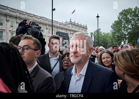 4. Juni 2019. Anti Trump protestieren. Parliament Square. Jeremy Cobrin, Labour Party MP auf seinem Weg zurück an das Parlament, nachdem er eine Rede. Stockfoto