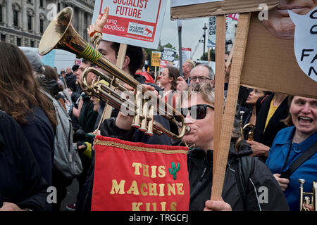 4. Juni 2019. Anti Trump protestieren. Parliament Square. Die Demonstranten, die die aktuelle amerikanische Präsident gegen marschieren in die parliament​ Square. Stockfoto