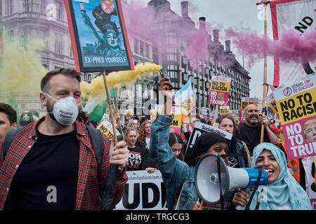 4. Juni 2019. Anti Trump protestieren. Parliament Square. Die Demonstranten, die die aktuelle amerikanische Präsident gegen marschieren in die parliament​ Square. Stockfoto