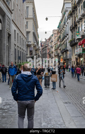 Neapel, Italien - 31. Mai 2019: Via Toledo, historisches Zentrum. Menschen zu Fuß zu den Geschäften auf der einen der meisten kommerziellen Straßen der Stadt. Stockfoto