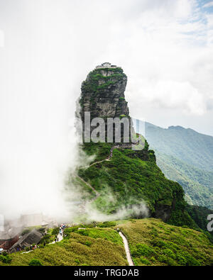 Fanjingshan Berglandschaft mit Blick auf die Red Cloud Golden Peak mit buddhistischen Tempel auf dem oben in den Wolken in Guizhou China Stockfoto