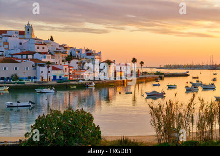 In der Dämmerung Ferragudo, Algarve, Portugal Stockfoto